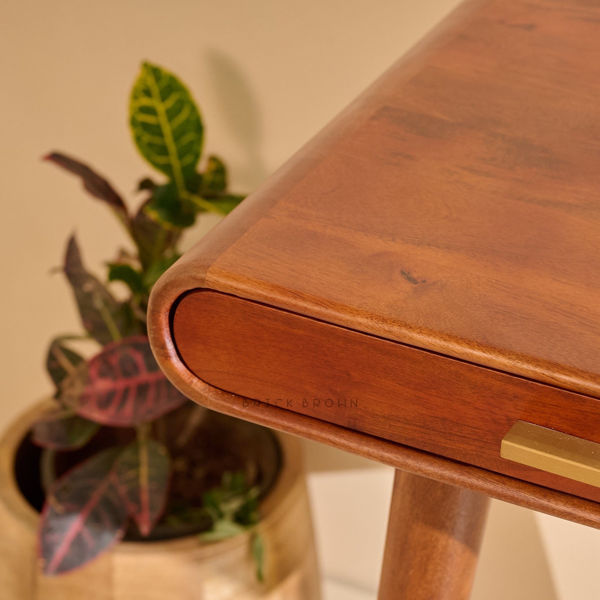 Elan Desk